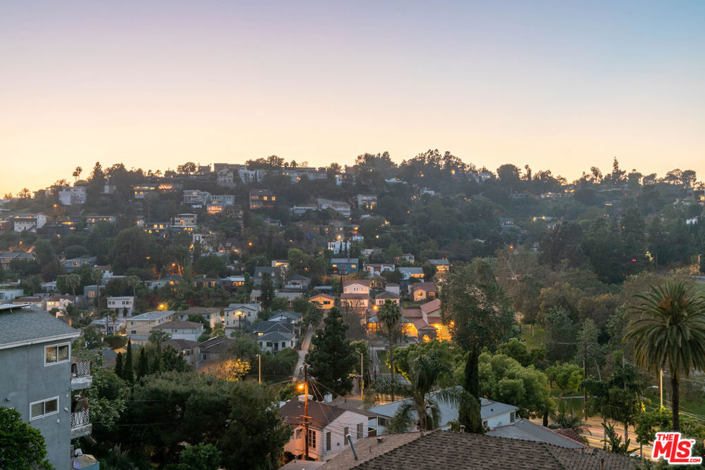 https://media.crmls.org/mediaz/3fb4557a-e43e-49c1-96ad-71985b20f39b.jpg?preset=X-Large