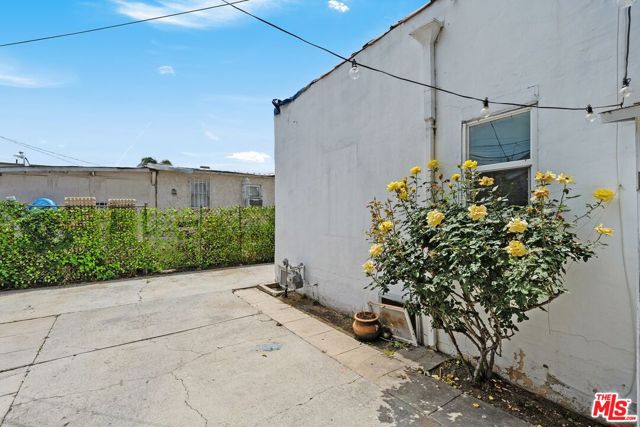 2736 S Cloverdale Avenue, Los Angeles CA: https://media.crmls.org/mediaz/3fb466bd-723b-4fa0-8dce-799d81b9b236.jpg