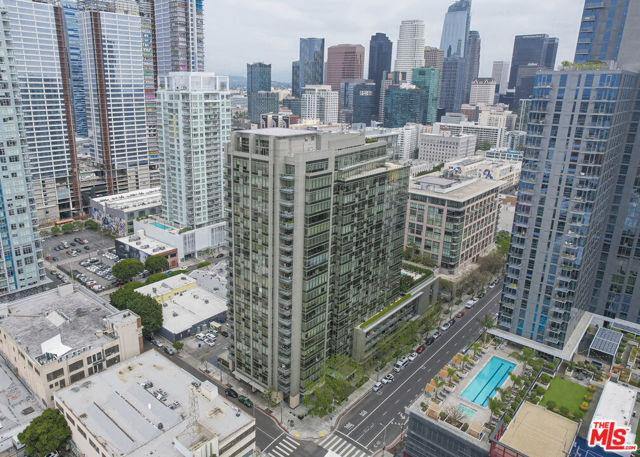 1155 S Grand Avenue, Los Angeles CA: https://media.crmls.org/mediaz/3fb48042-d042-4fd8-984b-81c611e9fa85.jpg