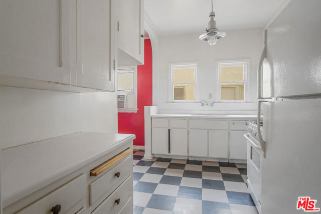 712 S Stanley Avenue, Los Angeles CA: https://media.crmls.org/mediaz/3fb5005d-5557-475c-b890-10e0537fde6e.jpg
