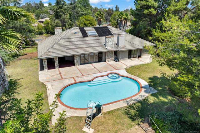 15235 Crestview Ct, Poway CA: https://media.crmls.org/mediaz/3fb5a57a-545f-4565-a07e-b444c4dda8e7.jpg