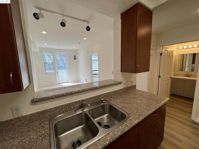 989 Franklin St, Oakland CA: https://media.crmls.org/mediaz/3fb74f12-8396-422d-a734-15601f5d48a1.jpg