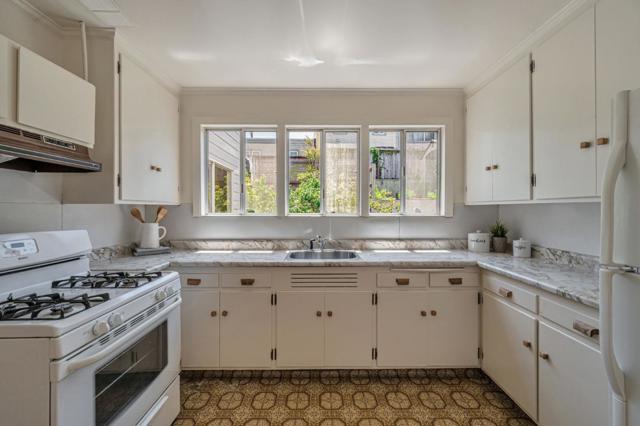 319 Sweeny Street, San Francisco CA: https://media.crmls.org/mediaz/3fb76b41-3210-4d0d-a328-3a87a8fe951e.jpg