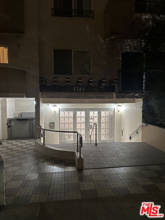 1319 N Detroit Street, Los Angeles CA: https://media.crmls.org/mediaz/3fb80944-72d4-42ae-b1e9-01cf023db99e.jpg