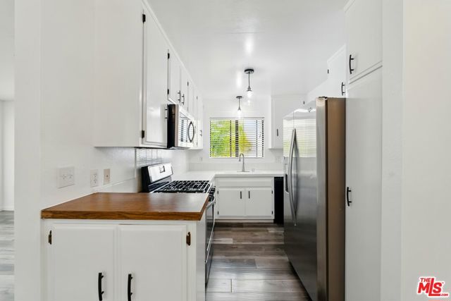1640 S Bentley Avenue, Los Angeles CA: https://media.crmls.org/mediaz/3fb94d69-7f04-473f-a950-de56096d2947.jpg