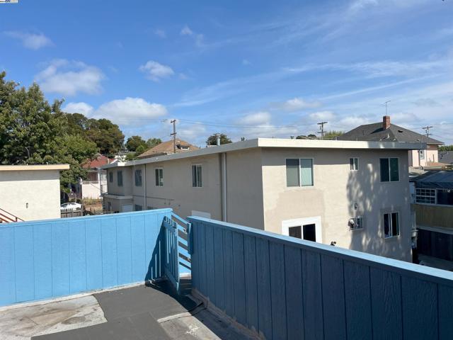 2324 9Th Ave, Oakland CA: https://media.crmls.org/mediaz/3fb95bbd-0dcb-4ce2-8698-7c03be394799.jpg