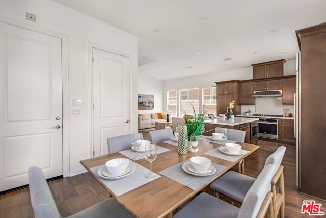 20659 W Beech Circle, Porter Ranch CA: https://media.crmls.org/mediaz/3fb9c86e-218c-4a28-be8b-6c9c9b3ba76b.jpg