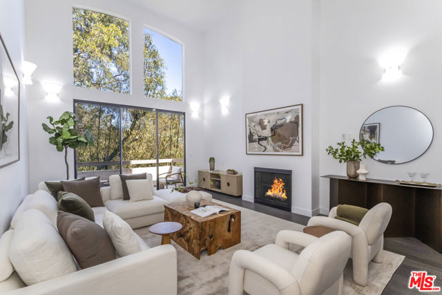 410 S Barrington Avenue, Los Angeles CA: https://media.crmls.org/mediaz/3fbb016c-5edc-4a0a-ba2e-109845c9560f.jpg