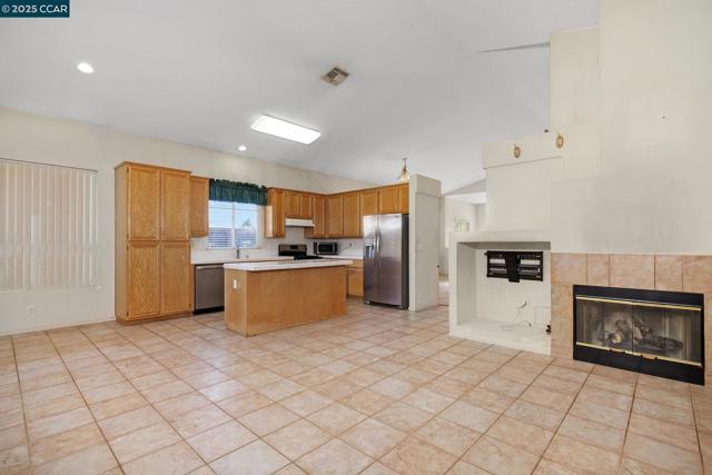 109 Greenmeadow Cir, Pittsburg CA: https://media.crmls.org/mediaz/3fbc3dd9-5f6f-4968-8f39-45fb9193a37d.jpg
