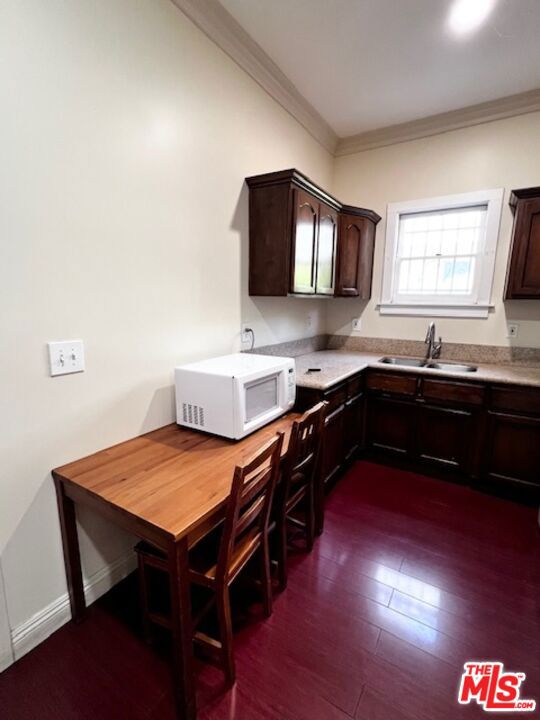 2108 Oak Street, Los Angeles CA: https://media.crmls.org/mediaz/3fbc3e11-8081-4eaa-9d75-5d536c21e9bc.jpg