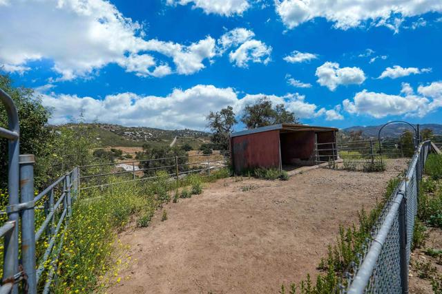 1250 E Old Julian Highway, Ramona CA: https://media.crmls.org/mediaz/3fbd9d01-1341-4d86-8f3a-230a0cb055dd.jpg