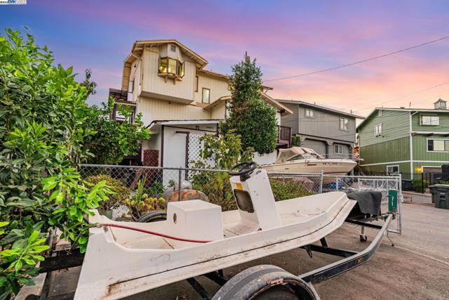 71 Taylor Pl, Bethel Island CA: https://media.crmls.org/mediaz/3fbe5c4c-58c3-4a4a-ab72-22c7bdd4fade.jpg