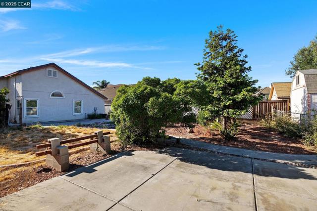 109 Greenmeadow Cir, Pittsburg CA: https://media.crmls.org/mediaz/3fbe5dbc-6a28-475e-bd21-e4f8d0b67e49.jpg