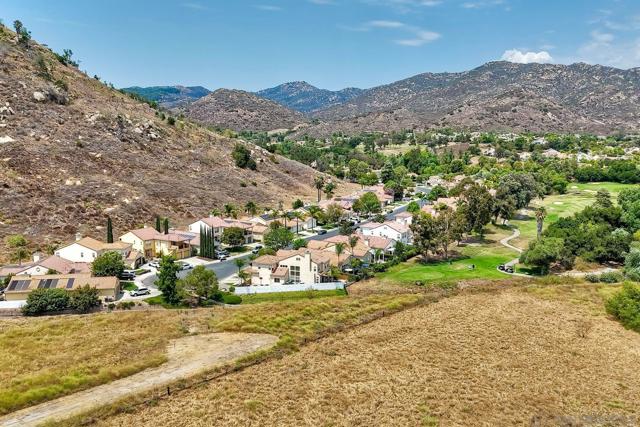 2476 Fallbrook Pl, Escondido CA: https://media.crmls.org/mediaz/3fbe62ee-68b3-4ae3-8229-8d81ca5dce07.jpg
