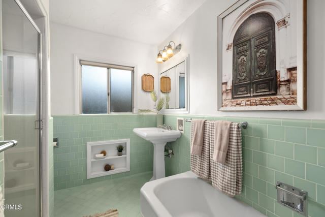 4702 Moore Street, La Crescenta CA: https://media.crmls.org/mediaz/3fc1085a-87c7-4840-92b1-ab07ed3227bc.jpg