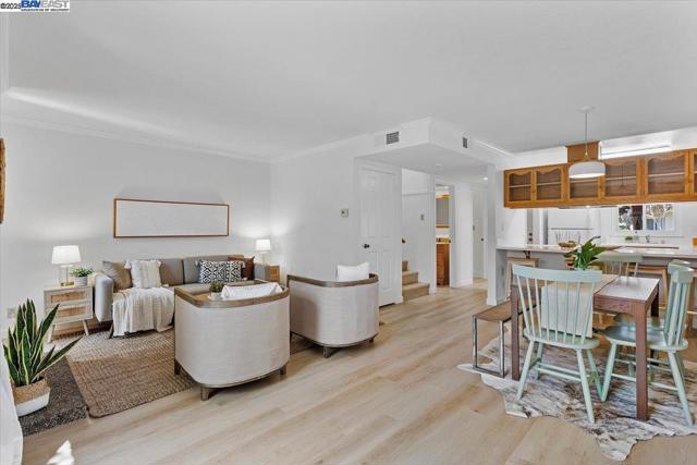 1105 Fontana Dr, Alameda CA: https://media.crmls.org/mediaz/3fc1bec5-11d6-4cf4-b086-7c1ad29abd21.jpg