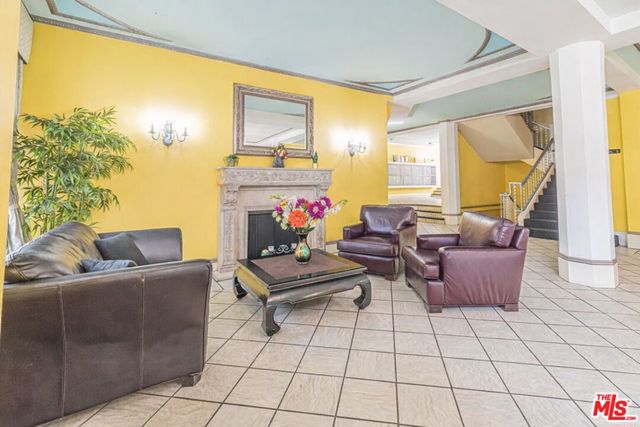 5640 Franklin Avenue, Los Angeles CA: https://media.crmls.org/mediaz/3fc1c918-6249-4969-b23d-c3715e5df94d.jpg