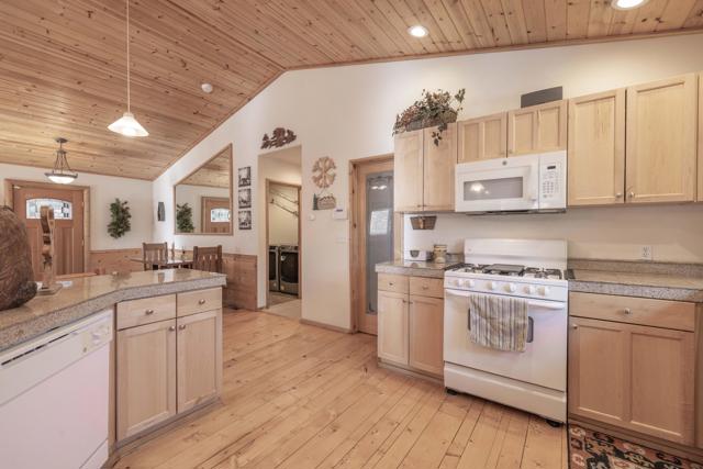 1239 E Alpinview Drive, Big Bear CA: https://media.crmls.org/mediaz/3fc1d065-e9df-428b-a04c-405b4cebe79b.jpg