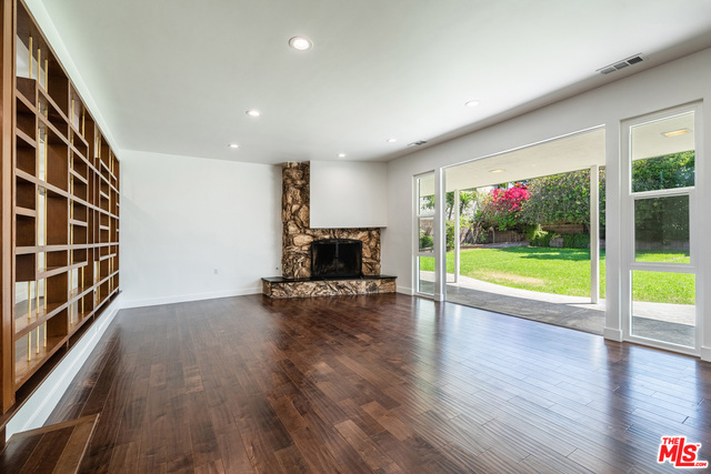 5412 S HOLT Avenue, Los Angeles CA: https://media.crmls.org/mediaz/3fc1db89-2e07-47d4-9291-ae513e4ffdd6.jpg