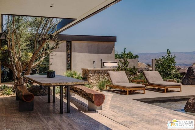 2215 Vista Distancia Court, Palm Springs, CA 92262