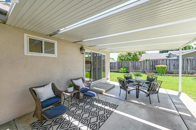 7864 Fairoaks Dr, Pleasanton CA: https://media.crmls.org/mediaz/3fc2735c-649a-4265-9ba3-44d2e181b0cd.jpg