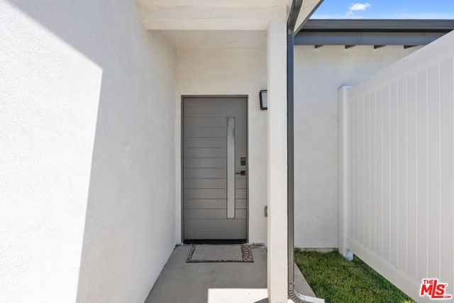 11028 Califa Street photo 3