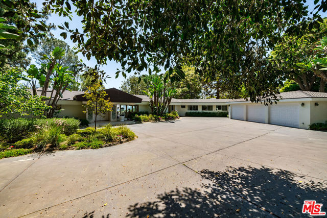 1177 Loma Linda Drive, Beverly Hills CA: https://media.crmls.org/mediaz/3fc300e4-2b2b-4cc7-9641-404f22839501.jpg