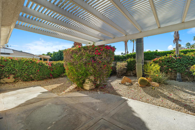 2 Vistara Drive, Rancho Mirage CA: https://media.crmls.org/mediaz/3fc4aa4a-53b1-4397-a8fe-47a955591be3.jpg