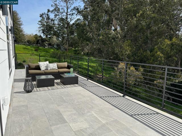 9 Turner Ct, Oakland CA: https://media.crmls.org/mediaz/3fc50317-4d43-46ff-94a1-c601fb0c0cc0.jpg