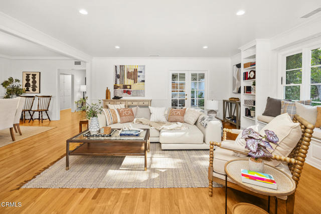 4929 Oakwood Avenue, La Canada Flintridge CA: https://media.crmls.org/mediaz/3fc56f7c-5980-4259-9213-3baa605a4d2e.jpg