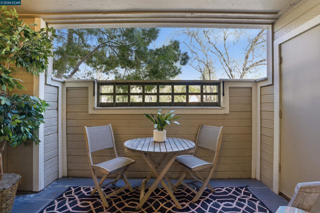 2560 Oak Rd, Walnut Creek CA: https://media.crmls.org/mediaz/3fc5ff45-8bf7-41de-ad99-a80ff3b8982f.jpg