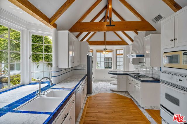 2558 Kelton Avenue, Los Angeles CA: https://media.crmls.org/mediaz/3fc6788a-acf2-45cd-a1ce-f483bbad1beb.jpg