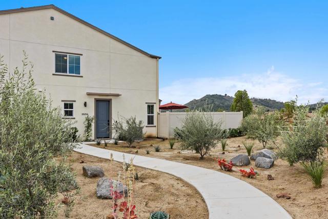 Detail Gallery Image 2 of 43 For 35254 Blossom Pl, Fallbrook,  CA 92028 - 4 Beds | 2/1 Baths