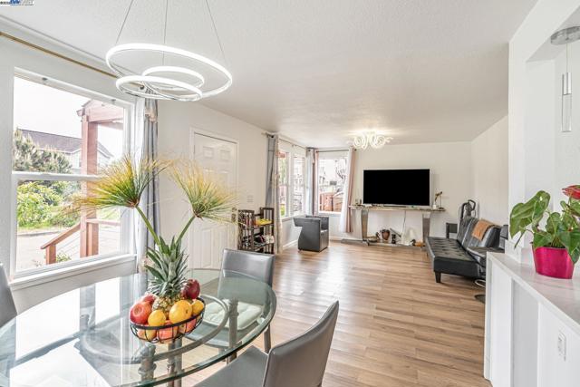 10468 West Court, Oakland CA: https://media.crmls.org/mediaz/3fc6a0c5-21f6-48f3-a02c-9c88f0069aea.jpg