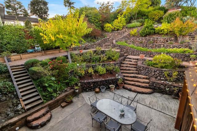 3848 Vineyard Drive, Redwood City CA: https://media.crmls.org/mediaz/3fc6dec4-f006-4f52-b6ae-7c2c6786c6eb.jpg