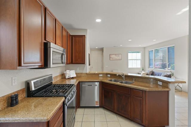 1445 Caminito Sicilia, Chula Vista CA: https://media.crmls.org/mediaz/3fc79bf9-76e3-4aab-a9a4-bef05c552585.jpg