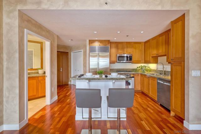 700 W Harbor Dr, San Diego CA: https://media.crmls.org/mediaz/3fc7cadc-4cfa-4fb4-a651-5123af84799e.jpg