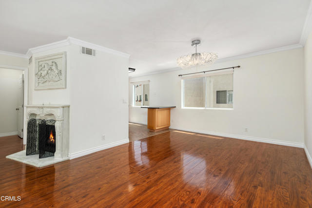 9503 Via Venezia, Burbank CA: https://media.crmls.org/mediaz/3fc830ce-9f1a-4d22-9813-2ea42a48d89f.jpg
