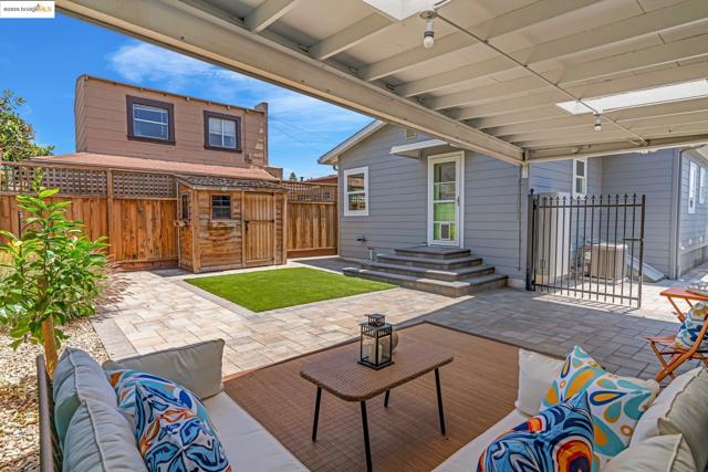 3671 38th Ave, Oakland CA: https://media.crmls.org/mediaz/3fc84c7a-88d4-44b2-8236-1cefc2270a29.jpg