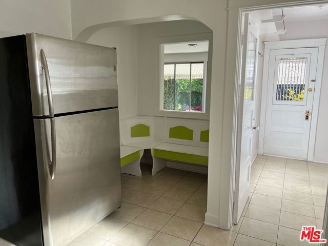 560 N Irving Boulevard, Los Angeles CA: https://media.crmls.org/mediaz/3fc96292-3437-4635-8c88-72e80bfa96d5.jpg
