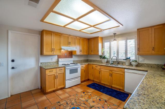 2826 Calle De Malibu, Escondido CA: https://media.crmls.org/mediaz/3fcaf143-9ffc-4302-bfae-18139ee04ec7.jpg