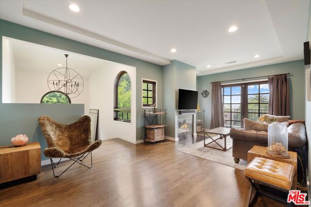 816 Hyperion Avenue, Los Angeles CA: https://media.crmls.org/mediaz/3fccaf8f-ea32-46b5-851f-09ee04505277.jpg