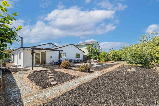 924 Magnolia Dr, Alameda CA: https://media.crmls.org/mediaz/3fcd67b0-4d97-471f-81ae-dfd4d65409fd.jpg