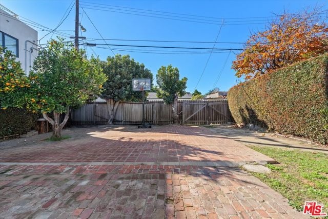 1757 Wellesley Avenue, Los Angeles CA: https://media.crmls.org/mediaz/3fcdaf88-ad8f-4486-ba8c-8487e8731b25.jpg