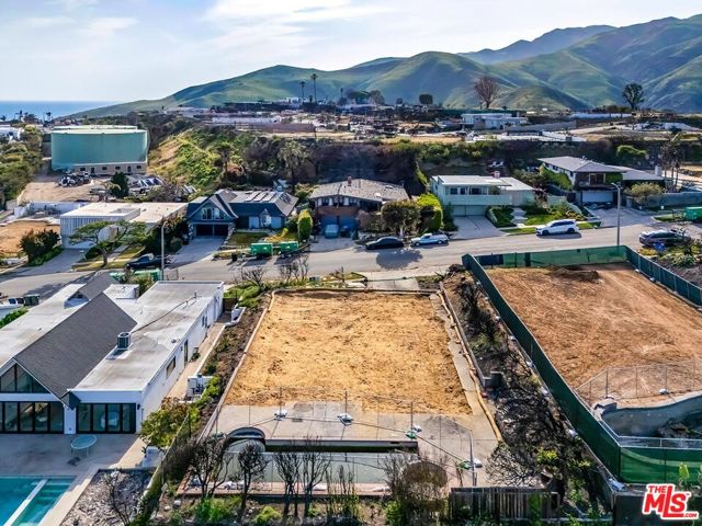 3808 Castlerock Road, Malibu CA: https://media.crmls.org/mediaz/3fcea3ad-af3f-479b-8801-fc0d4421ab8f.jpg