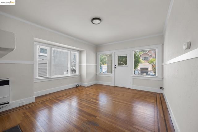 271 38Th St, Oakland CA: https://media.crmls.org/mediaz/3fd0dd49-1173-489f-a41c-8bf2020b9456.jpg