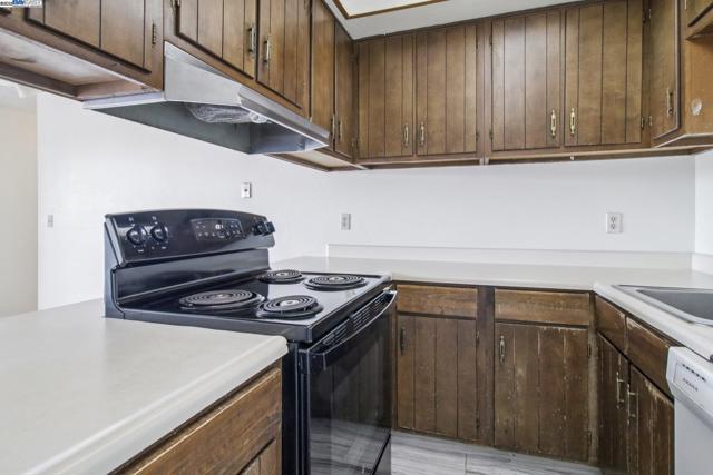 398 Parrott St, San Leandro CA: https://media.crmls.org/mediaz/3fd0e49f-3770-4a5a-aeae-a940d3ba494f.jpg