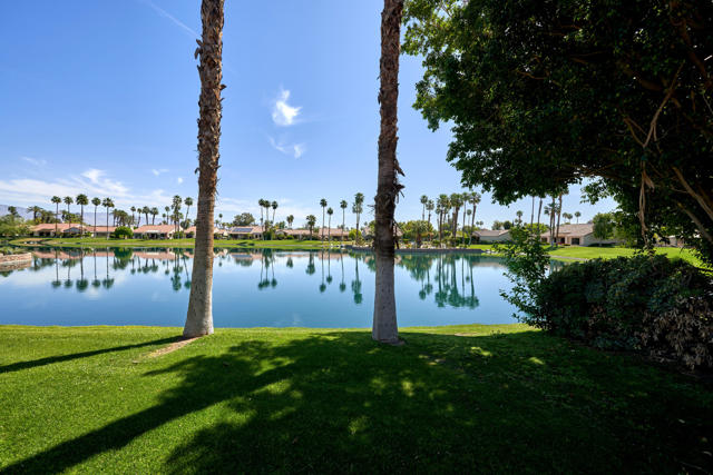 10317 Sunningdale Drive, Rancho Mirage CA: https://media.crmls.org/mediaz/3fd0f6e5-c33b-49c9-9630-516a0353afdb.jpg