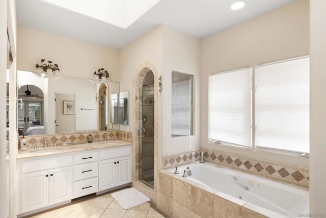 418 Marine St, La Jolla CA: https://media.crmls.org/mediaz/3fd15384-4931-4536-bb2c-c0fe31c9df69.jpg