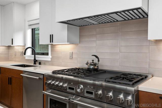 5301 Los Robles Dr, Carlsbad CA: https://media.crmls.org/mediaz/3fd34e95-5153-42e9-a3a7-a537f5739655.jpg